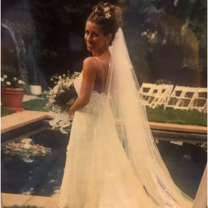 Vintage, elegant wedding dress with floral appliqués, and 8’ long veil Size 2/4